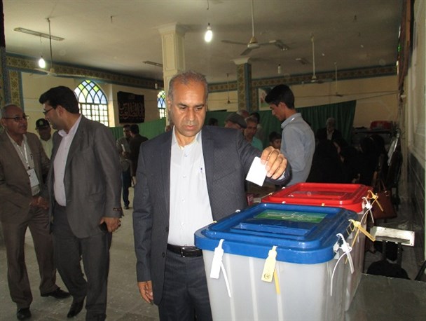 آغاز انتخابات خبرگان و مجلس در 92 شعبه اخذ رای در حاجی آباد+تصاویر