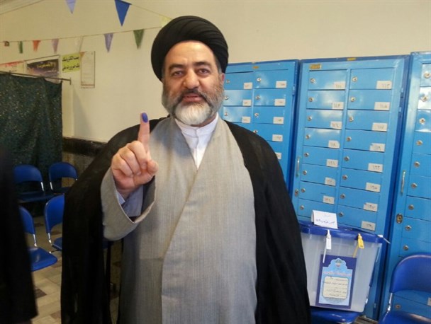 امام جمعه اسلام آبادغرب رأی خود را به صندوق انداخت