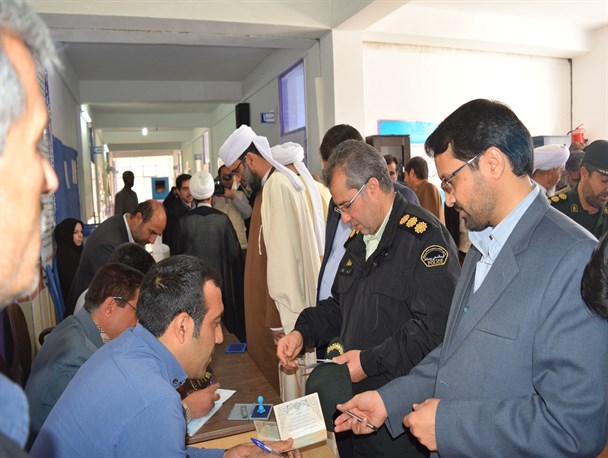 حضور مسئولین شهرستان خواف در شعب اخذ رای