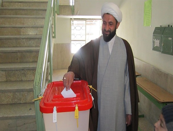 امام جمعه و فرماندار شهرستان سامان رای خود را به صندوق انداختند + تصاویر