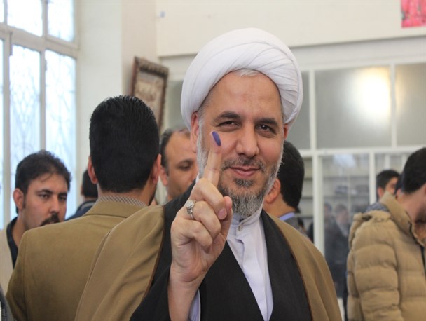 امام جمعه ابهر رای خود را به صندوق انداخت/ مردم عالمانه رای دهند و اصلح را انتخاب نمایند