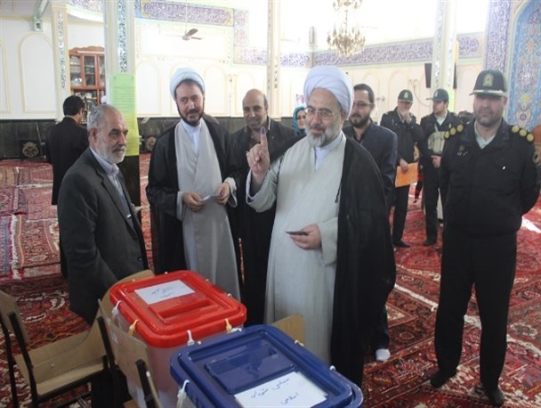 امام جمعه و اعضای شورای تامین شهرستان میاندوآب رای خود را به صندوق انداختند + تصاویر
