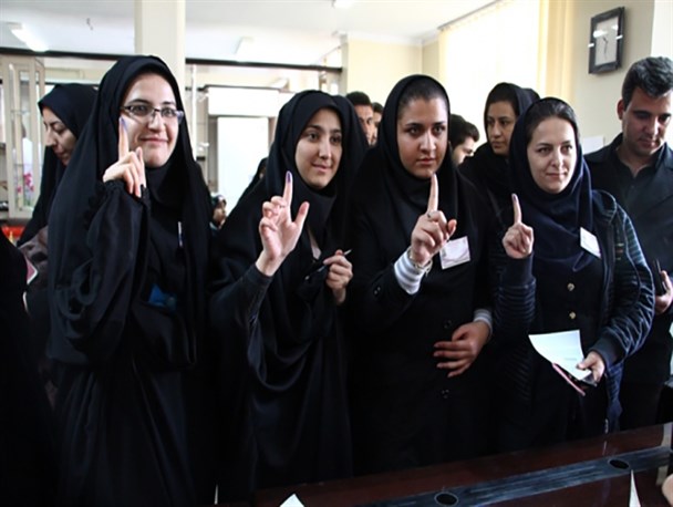 شیرازی ها در حال انتخاب افراد اصلح + عکس