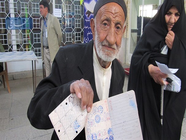 پیرمردی که مهرهای درج شده در شناسنامه اش را سند افتخار خود می داند/ پیرو جوان در انتخابات لنجان حاضری خود را زدند