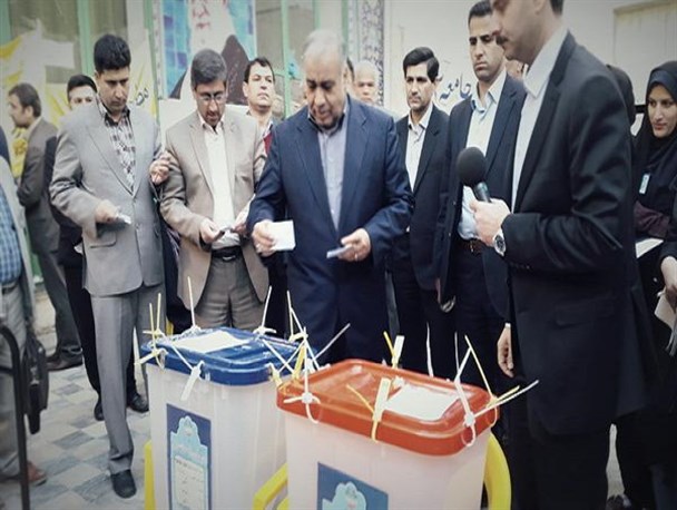 استاندار لرستان و معاون سیاسی وی، رای خود را به صندوق ریختند