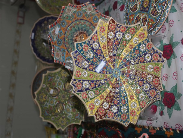 میناکاری به عنوان رشته صنایع دستی جدید در سرایان در حال ترویج است
