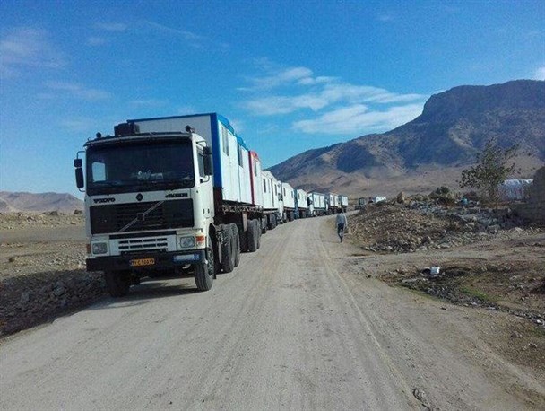 تامین نیاز کانکس 75 خانواده‌ روستایی در غرب کشور/ 12 تریلر و کامیون کمک های مردمی برای زلزله زدگان ارسال شد