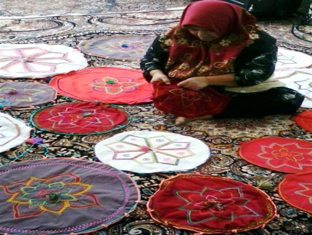 بازار فروش محصولات سوزن دوزی بسیار پایین است/ مردم محصولات نوستالژی را بیشتر می پسندند