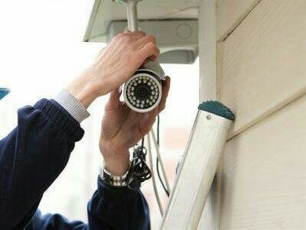 سارق حرفه ای دوربین مدار بسته با ۱۳ فقره سرقت در بناب به دام پلیس افتاد