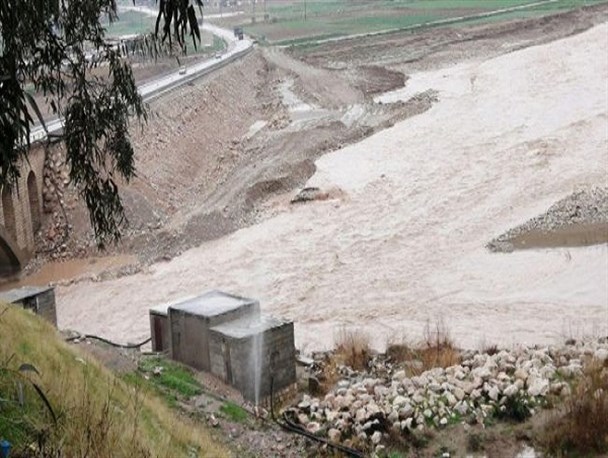 سیل راه ارتباطی ۱۲ روستای خرم آباد را قطع کرد