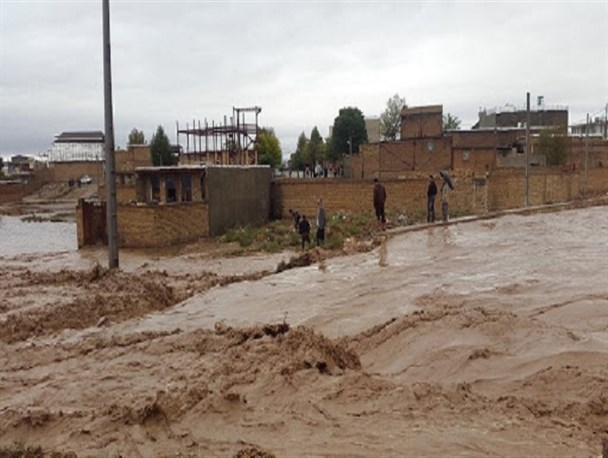 آب شرب ۷۱ روستای لرستان بر اثر وقوع سیلاب قطع شد/آبرسانی با تانکر در حال انجام است