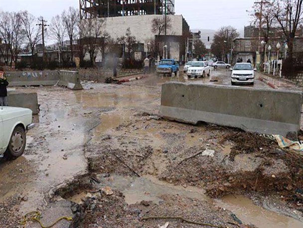 مسدود شدن ۸۵ راه روستایی در لرستان/ احتمال ورود آب به سطح شهر پلدختر/1000 منزل تخلیه شد