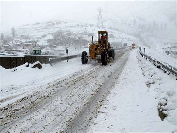 راه ارتباطی ۳۷۲ روستای الیگودرز براثر بارش برف بسته شد