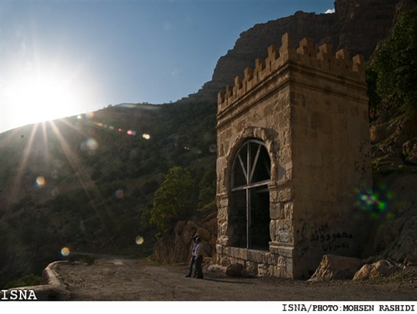 بنای تاریخی طاق گرا یا همان اریکه سلطنتی