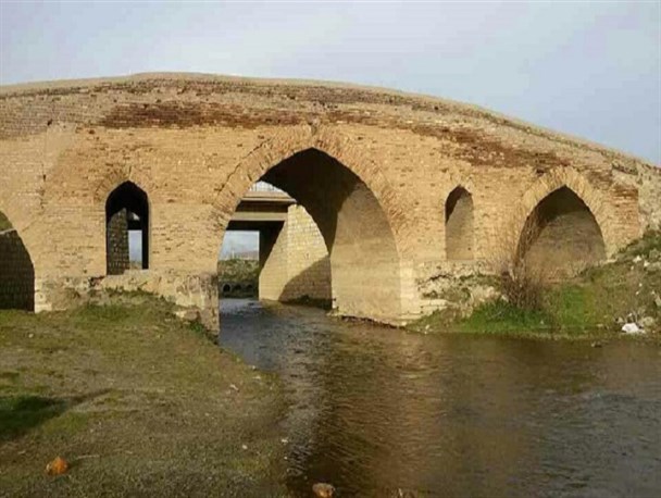 پل فرسفج، رنگ آب به خود دید/ پل تاریخی فرسفج، از پل های ارتباطی مهم در استان همدان+ترجمه انگلیسی و تصاویر