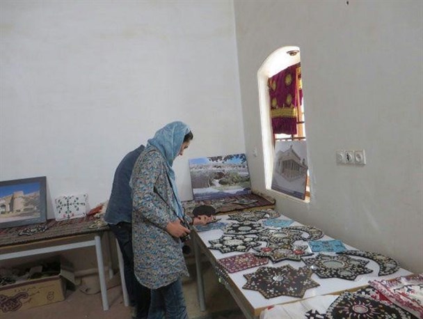 استقبال از گردشگران نوروزی با اجرای زنده موسیقی محلی در میرجاوه