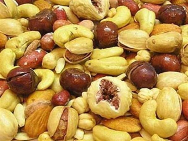 زیاده‌روی در خوردن آجیل و شیرینی ممنوع!