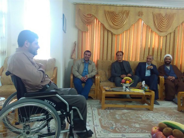 دیدار مسئولین شهرستان املش با خانواده شهید جباررمضانی