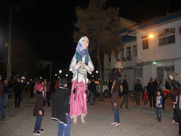 رونمایی از عروسک غول پیکر ننه سرما در بندرانزلی