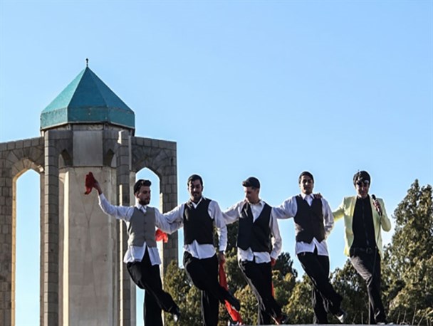 بازدید گردشگران نوروزی از آرامگاه باباطاهر