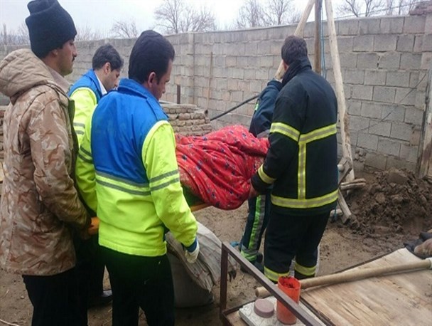 نجات زن میان سال از داخل چاه فاضلاب منزل مسکونی