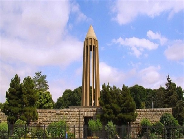 آرامگاه بوعلی سینا،بنای تاریخی قاجاریه در قلب شهر