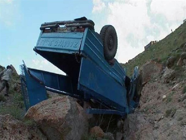 مصدومیت 4نفر بر اثر واژگونی نیسان در جاده امام زاده احمد پلدختر