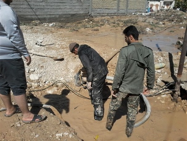 امدادرسانی ۳۰۰ بسیجی به سیل‌زدگان کرمانشاهی