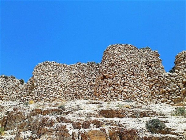 قلعه صعلوک دژی استوار بر جبهۀ جنوبی ارتفاعات سالوک