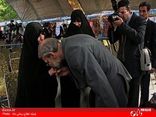 عکس خبری/بوسه لاریجانی به دست همسر شهید مطهری