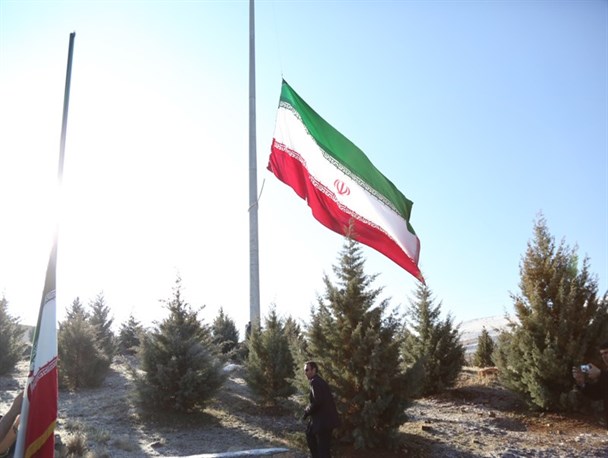 پرچم مزار مطهر شهدای روستای بیدسرخ از توابع شهرستان صحنه تعویض شد