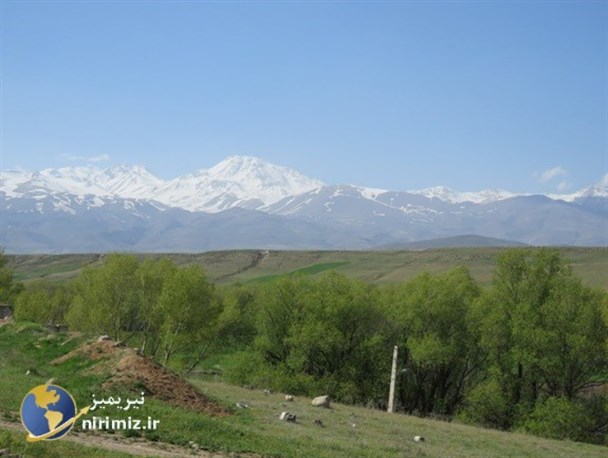 چشم انداز قله پر از برف سبلان از نیر