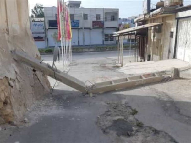 تیرهای برق فرسوده بلای جان مردم بندرلنگه/ خواب مسئولان مرگی خاموش را برای شهروندان به ارمغان می آورد