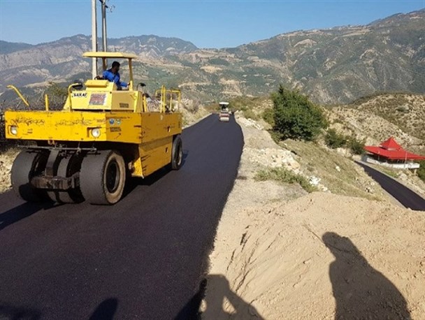 احداث و روکش آسفالت ۲۱ راه روستایی در بروجرد