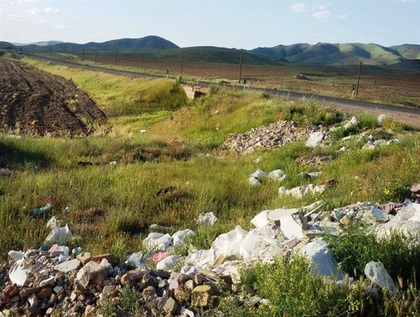 زباله‌های پلاستیکی مهمان ماندگار طبیعت زنجان/ رها سازی زباله‌های تجدید ناپذیر در دل طبیعت زنجان+ تصاویر