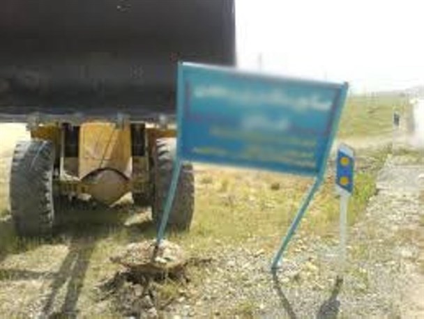 ۱۱۰ تابلوی تبلیغاتی بدون مجوز از جاده‌ها جمع‌آوری می‌شود