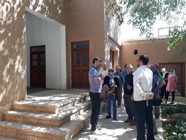 بازدید گردشگران سوئیسی از بیت امام خمینی(ره) در خمین + عکس