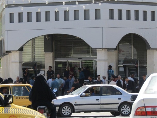 تجمع معترضین بانک آرمان در اندیمشک + تصویر