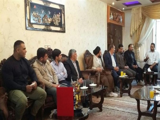 دیدار مسئولان برخوار با مرد نقره ای تیم ملی پرورش اندام ایران