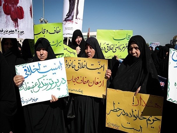 کفن‌پوشی جمعی از بانوان متدین و انقلابی مشهد در اعتراض به اجرای سند 2030/ امضاکنندگان پنهانی سند2030 محاکمه شوند