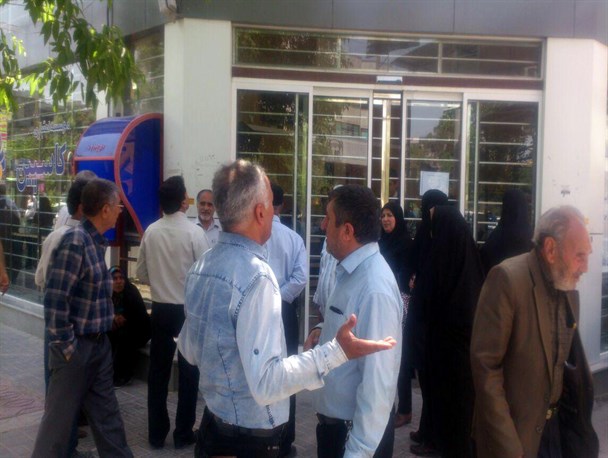 تجمع اعتراضی سپرده گذاران مؤسسه اعتباری کاسپین در بجنورد/دولت برای مردم دام پهن می کند