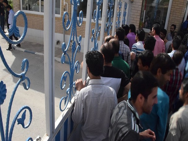 تجمع اعتراضی کارگران یکی از کارخانه های کاشی و سرامیک میبد+ تصاویر