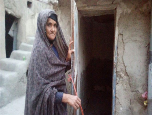 دندان مصنوعی؛ آرزوی یک پیرزن روستایی/خانه هایی که حمام هم ندارند