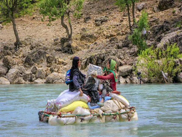 بَلَم‌سواری؛ جایگزینی برای عبور از رودخانه خداآفرین و پلکان مخوف دژپارت