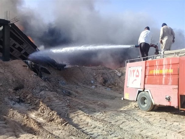 خسارت۱۰میلیاردریالی دستاورد آتش سوزی در انبار دپو شده شهرستان میرجاوه/علت حادثه در دست بررسی است