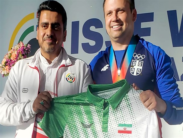 اهدای پیراهن سه رنگ تیم ملی به قهرمان تپانچه