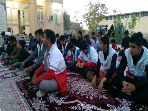 ۳۵۰ خانواده مددجو در ضیافت افطار جمعیت هلال احمر حضور یافتند