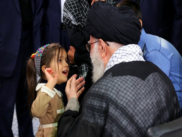 گفتگوی جالب دختر ۴ ساله شهید مدافع حرم با رهبر انقلاب