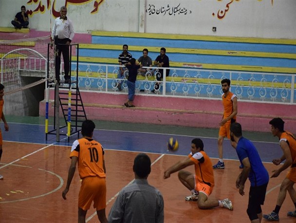 دیدار دو تیم والیبال فخرآباد و هلال احمر در چاچوب جام رمضان +تصاویر