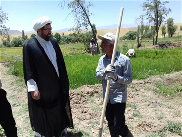 بازدید سرزده امام جمعه اردل از مزارع برنج کاری اردل/شالیکاران اردل: از کم کاری مسئولین خسته شدیم